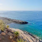 아파트 Beachfront Seaview Oasis - Private Terrace & Panoramic Ocean Views *