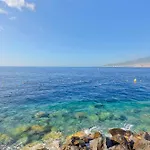 Beachfront Seaview Oasis - Private Terrace & Panoramic Ocean Views 아파트